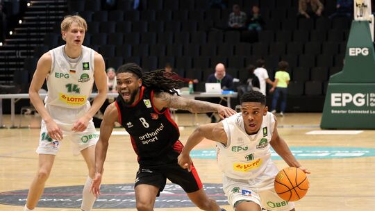 Der Koblenzer Julian Lamont Larry (am Ball) hat den Leverkusener Kobe Langley abgehängt, hinten beobachtet Larrys Mitspieler Jan