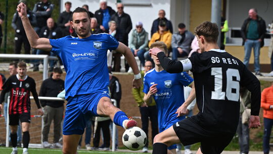 Tim Lennart Schneider (in Blau) und seine Weitefelder dominierten die SG Rennerod und Ben Thomas (in Schwarz) in der zweiten Häl
