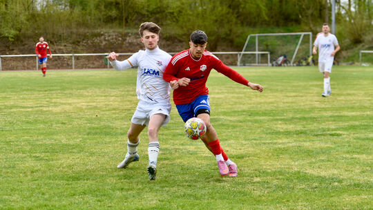 Ahrbachs Jeremy Schmidt (weißes Trikot) setzt hier Mühlbachtals Adrian Shabani im Zweikampf gehörig unter Druck. Die Gastgeber z