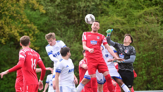 Mit 3:1 setzten sich die Fußballer der SG Maifeld-Elztal (in Rot) bei der SG Landskrone Heimersheim durch.