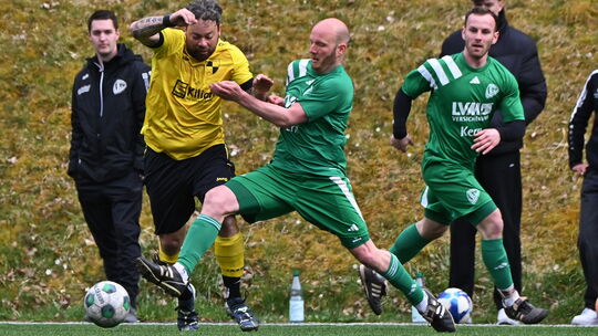 Till Latsch (in Grün am Ball) und Leon Morris Hoffmann gewannen mit ihrer SG Honigsessen/Katzwinkel mit 5:2 bei Kenny Scherreiks