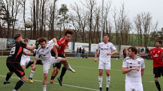 Der aufgedrückte Innenverteidiger Nabil Hassoun (Mitte, rotes Trikot) erzielt hier per Kopfball das wichtige 1:1 für seine TuS B
