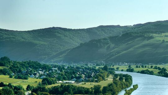 Rechts der Berg Brauneberg, links der Ort Brauneberg. Erst seit 100 Jahren tragen sie denselben Namen.