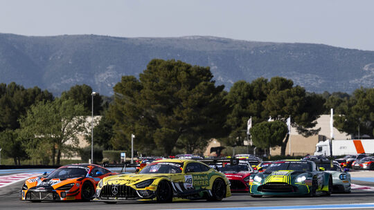 Luca Stolz aus Brachbach fuhr mit seinem Auto mit der Startnummer 48 auf Rang zwei mit seinen Teamkollegen.