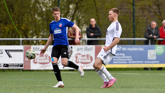Die Torschützen im Topspiel der Kreisliga A3: Robin Krick (links) brachte Guckheim in Führung, ehe Horressens Adrian Bruch der A