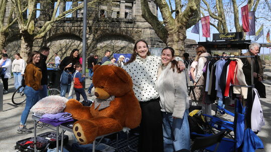 Diese beiden Koblenzerinnen haben für den Flohmarkt eine Mission: Sie wollen einen riesigen Kuschelbär verkaufen.