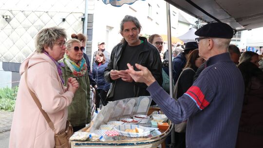 Geschmacksprobe am Stand des „Salzmanns“ beim Burgener Markt am Sonntag an der Mittelmosel.
