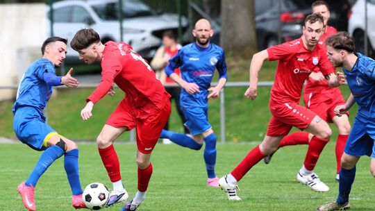 Im Topspiel der Kreisliga C4 setzte sich der SV Roßbach/Verscheid II mit 2:0 (0:0) gegen den SV Güllesheim (blaue Trikots) durch