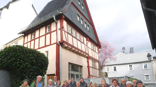 Das Foto zeigt die Teilnehmer einer von zwei Gruppen der Limburger Altstadtführer vor dem Fachwerkhaus Roßmarkt 7, der neuen Per
