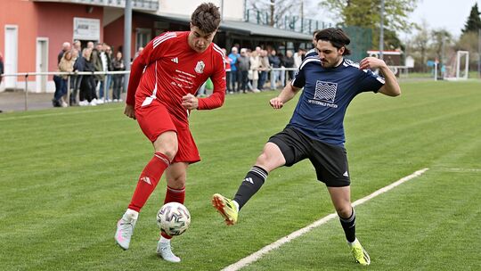 Franjo Males (links) hatte als Doppeltorschütze großen Anteil am Meudter Sieg gegen Westerburg III (rechts Niklas Schmidt).