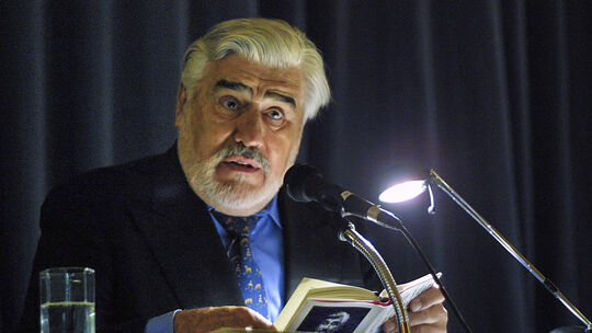 Mario Adorf 2001 bei den Westerburger Gesprächen in der Schulaula des Konrad-Adenauer-Gymnasiums Westerburg.