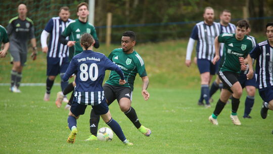 Thiago vom TuS Kirschweiler wird von Anna Justen von der Spvgg Fischbach beim Passen gestört. Im Hintergrund ist Michael Lorenz