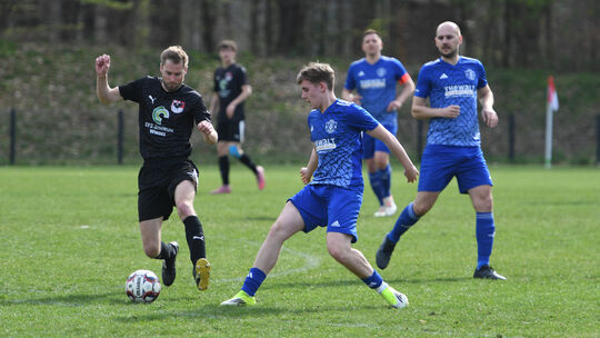 Der spielende Abteilungsleiter Tobias Kuch (links) erkämpfte mit dem FSV Ebernhahn ein Remis gegen die zuletzt dreimal siegreich