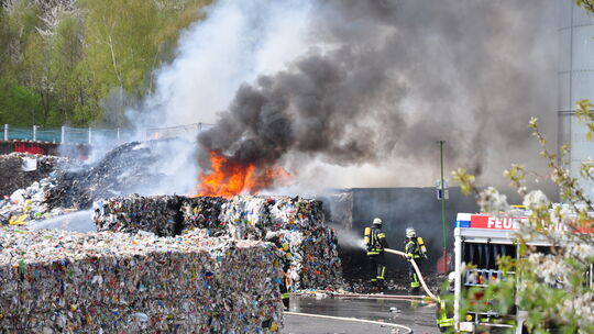 Abfälle hatten auf dem Hof eines Entsorgungsbetrieb im Oberholzweg im Industriegebiet von Ochtendung Feuer gefangen. Abfälle hatten auf dem Hof eines Entsorgungsbetrieb im Oberholzweg im Industriegebiet von Ochtendung Feuer gefangen.