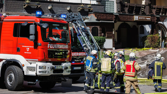 Einen schwierigen Einsatz absolvieren Feuerwehr und Rettungskräfte beim Brand des Hotels Weißmühle im Cochemer Enderttal. Die Er