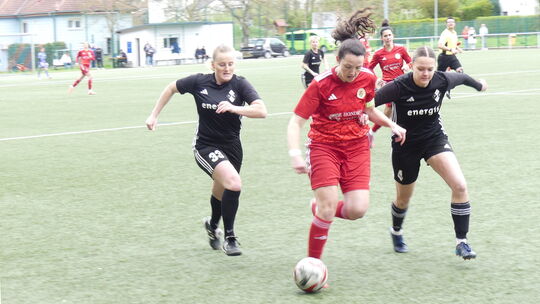 Urbars Kapitänin Chiara Eckloff (im roten Trikot) und ihre Kolleginnen gingen trotz einer guten Leistung in Halbzeit zwei beim A