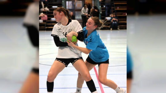 Wollen sich den Titel nicht mehr aus der Hand reißen lassen: Wellings Leonie Lara Koch (weißes Trikot, hier im Spiel gegen Enger