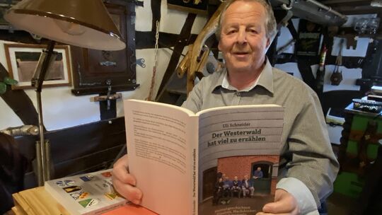Im Heimatmuseum Niedermörsbach stellte der heimische Autor Ulrich (Uli) Schneider sein neues Buch „Der Westerwald hat viel zu er