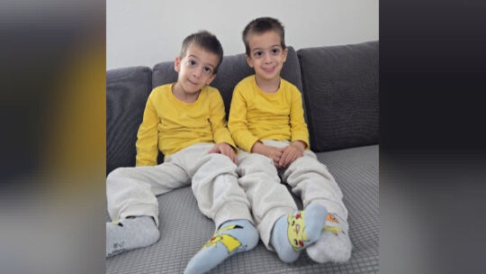 Tapfere und aufgeweckte Jungs, die Hilfe brauchen: die Zwillinge der Familie Arslan. Mit der Spendensammlung des Siegener Verein