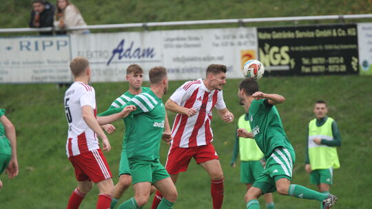 Kevin Kraus (Zweiter von rechts) muss sich entscheiden, ob er als Spieler beim SC Idar-Oberstein bleiben oder als Trainer im NLZ