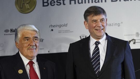 Mario Adorf mit Hermann Simon 2011 bei der Verleihung des "Best Human Brand Lifework Award" Mario Adorf mit Hermann Simon 2011 bei der Verleihung des "Best Human Brand Lifework Award"