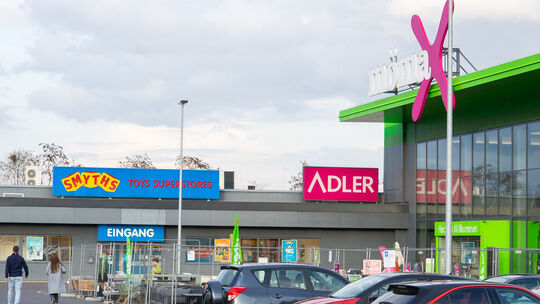 An der Koblenzer B9 direkt neben Mömax plant Möbelgigant XXXLutz einen Neubau. Smyths Toys und Adler Mode müssen weichen.