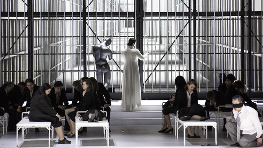 Turandot (im weißen Gewand: Elza van den Heever) in ihrem Pekinger Palast, der an der Oper Frankfurt eher an ein gewaltiges Gefä