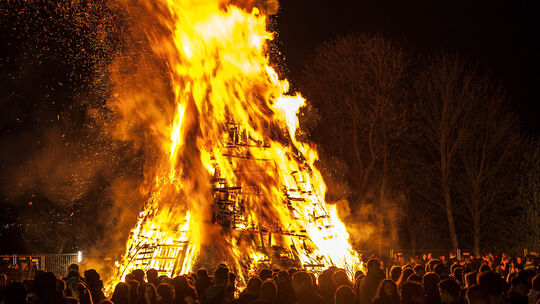In der Walpurgisnacht vom 30. April auf den 1. Mai brennt in Alpenrod wieder das große Feuer, mit dem traditionell die bösen Gei