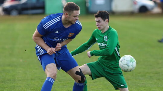Der Zweikampf um die Meisterschaft in der C Staffel 14 zwischen dem TuS Kirchberg III (in Blau, mit Maurice Göhl) und dem TuS El