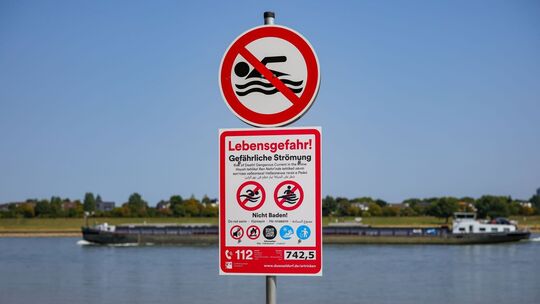 Warnhinweise am Rheinufer