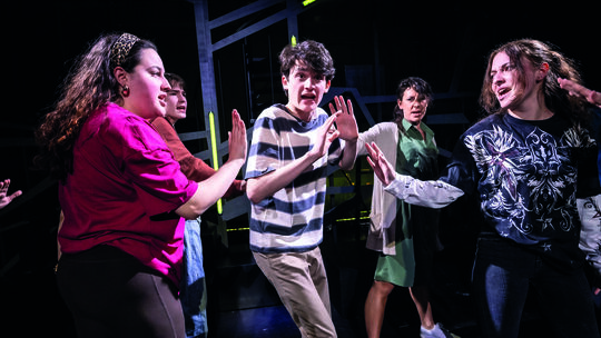 Evan Hansen (Zoltán Selo) wird von Klassenkameraden bedrängt.