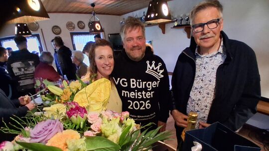 Markus Schulz nahm am Sonntagabend bei der Siegerparty in Hettenrodt viele Glückwünsche entgegen, hier von der frisch gewählten