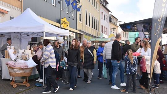 Rückblick auf 2025: Zahlreiche Besucher füllten bei sonnigem Wetter und warmen Temperaturen die Straßen von Nastätten zum Blaufä