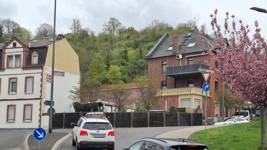 Nachgebessert, aber noch immer nicht gut: Am Hügel in der Sebastianusstraße ist das Linksabbiegen verboten. Doch was machen Fah