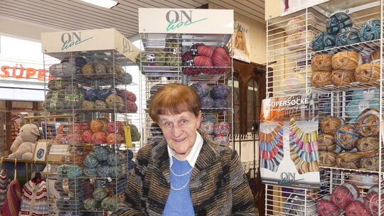 Monika Keber verkauft in ihrer Wollstube in der historischen Neustadt auch viel Verlaufsgarn, aus dem vorrangig bunte Strümpfe u