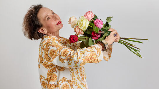 "Zeit der Rosen" heißt das neue Soloprogramm von Ute Maria Lerner, das im Sommer im Blauen Salon in Müschenbach Premiere feiert.