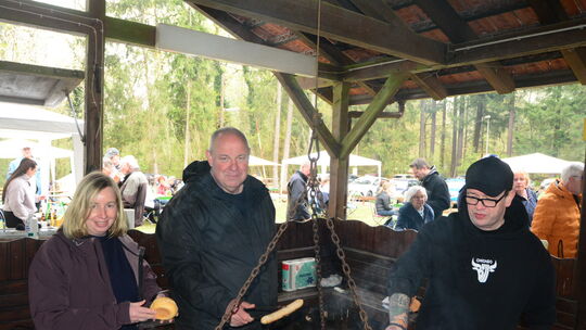 Jutta Knichel, Vorsitzende des Wanderclub Nahetal 1919, und Andreas Paulus können scheinbar miteinander. Die beiden unterstützte