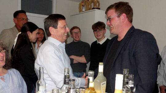 Peter Kriese (links) zählte zu den ersten Lautereckern, die Philipp Gruber (rechts) zum Wahlsieg gratulierten. Auch für Christia