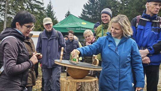 Sichtlich Spaß hatte Umweltministerin Katrin Eder mit dem Spiel, die kleinen Figuren auf der schwankenden Fläche zu platzieren. Sichtlich Spaß hatte Umweltministerin Katrin Eder mit dem Spiel, die kleinen Figuren auf der schwankenden Fläche zu platzieren.