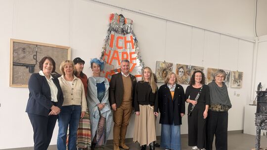 Die ausstellenden Künstlerinnen mit Kornelia Doll und Landrat Miroslaw Kowalski bei der Vernissage am Sonntagnachmittag