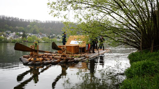 Floß "Schiltach" auf der Mosel hier bei Güls Brücke Anlegen auf der Moselweisser Seite