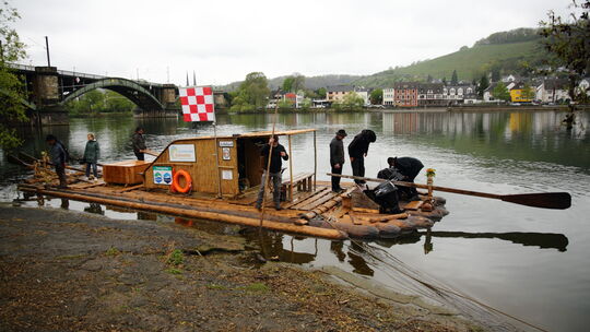 Das Floß Schiltach legt in Moselweiß an der Gülser Eisenbahnbrücke an.