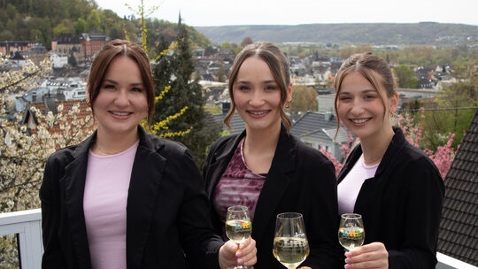 Celina (Mitte) ist die frisch nominierte Weinkönigin in spe, umrahmt wird sie von ihren Prinzessinnen Gina und Jolina Klein.