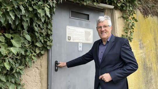 Norbert Wagner, Vorsitzender des Kultur- und Heimatvereins Niederzissen, möchte den Bunker seines Heimatortes aus dem Dornrösche