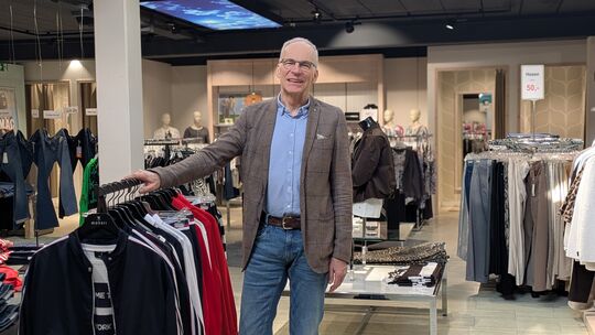 Christoph Burghaus in seinem Geschäft: Seit rund sechs Jahrzehnten ist das gleichnamige Modehaus in der Wilhelmstraße ansässig.