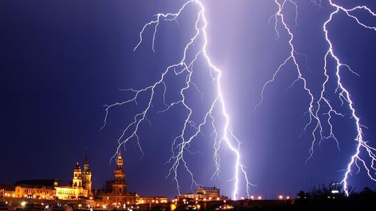 Ein Blitz entlädt sich in Dresden