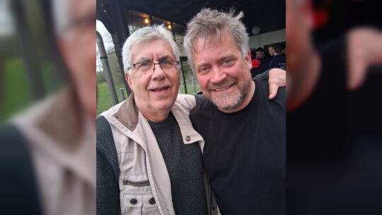 Amtsinhaber Uwe Weber gehörte zu den ersten Gratulanten, nachdem das Wahlergebnis am Sonntagabend feststand.