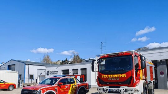 Der Ford Ranger (links) und das neue Löschfahrzeug zur Bekämpfung von Waldbränden.