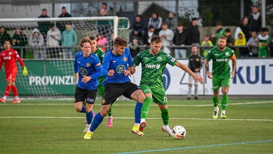 Im Hinspiel hielt sich Engers um Vadym Semchuk (in Grün, vorne) die TuS um Marcel Wingender vom Leib und gewann nach 0:1-Rücksta