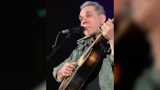 „Ich habe mich wirklich wohlgefühlt bei euch“, bedankte sich Biber Herrmann nach der Zugabe bei den rund 60 Zuhörern im Saal Fau